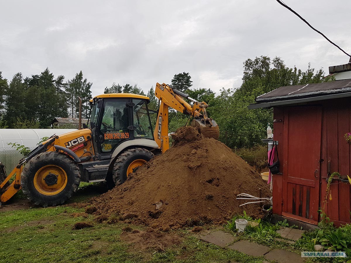 Рытье котлована под фундамент. Копка котлована. Инструмент для копки траншеи под водопровод. Перекладка сетей канализации. Экскаватор копает землю.