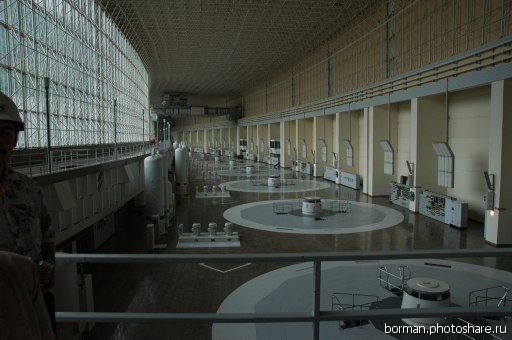 Что находится внутри самой большой плотины России. Почему бетонный гигант живёт как организм