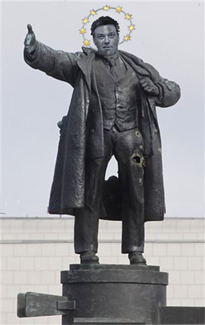 В Киеве разрушили памятник Ленину!