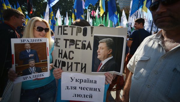 Митингующие в Киеве штурмуют здание Рады