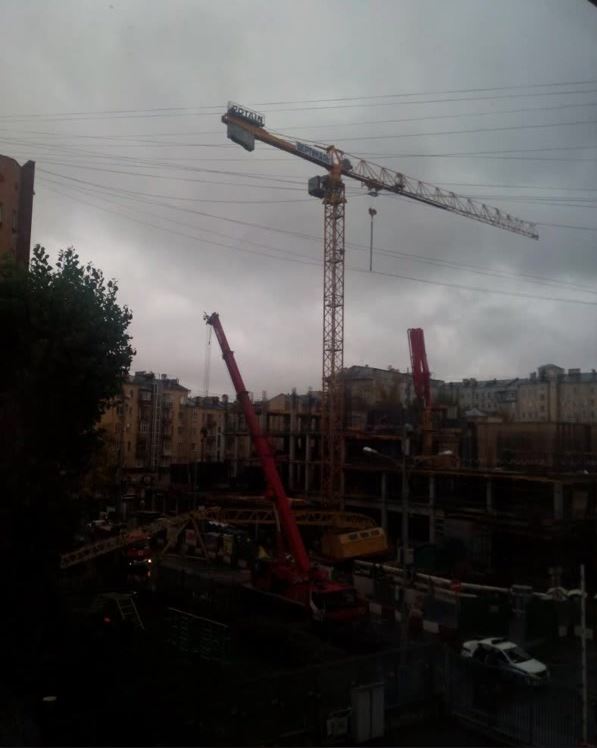 Строительный кран упал на детский сад в Москве