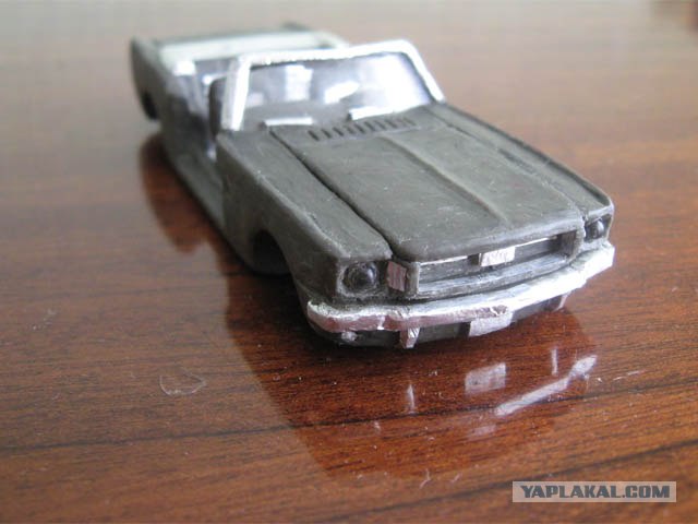 Модель автомобиля из пластилина