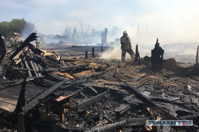 Видео с высоты: пламя выжгло цыганский поселок под Самарой