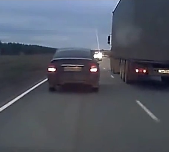 Кто этих идиотов на дорогу выпустил ?...