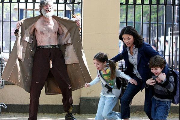 Голая модель автобусом добирается на работу ...