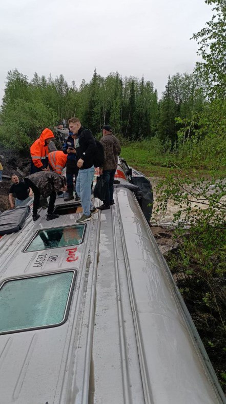Сошёл с рельс пассажирский поезд Воркута-Новороссийск