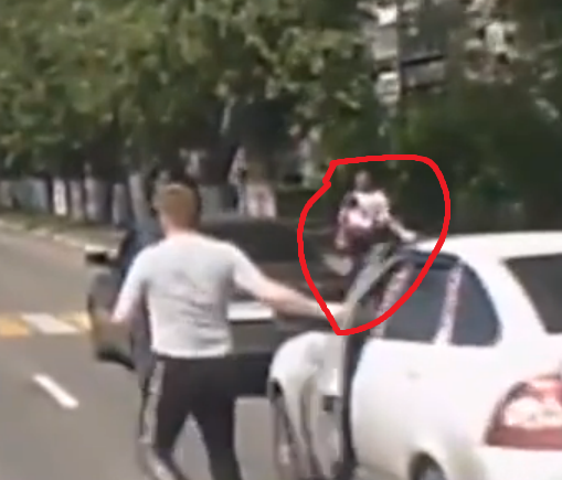 Велосипедист избил водителя, сбившего девочку