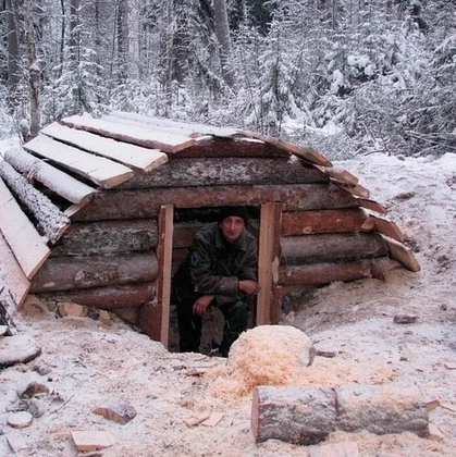 Жена выгнала мужа из дома и он построил себе теплый домик в лесу своими руками. Фото до и после
