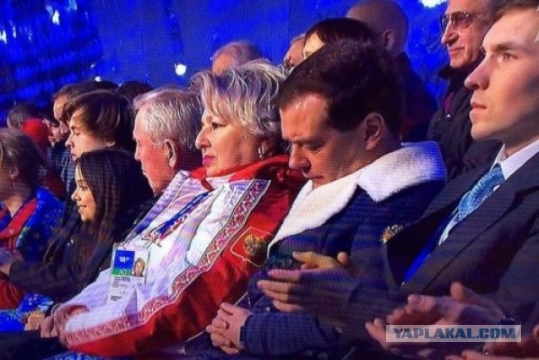 Суровые годы уходят. Борьбы за свободу страны. За ними другие приходят. Они будут тоже трудны.