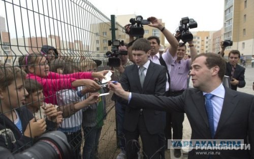 Дмитрий Медведев раздает автографы школьникам