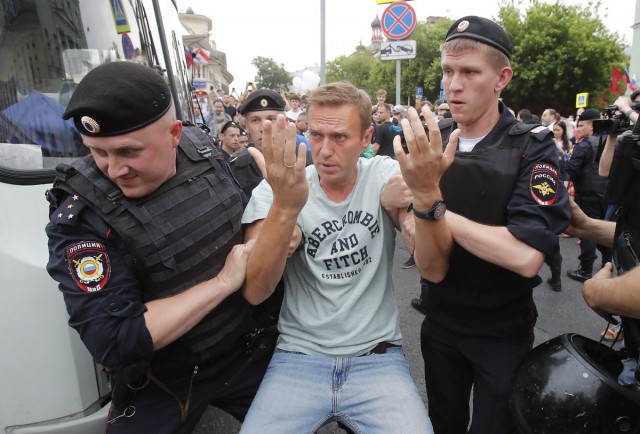 Уже более 200 человек задержали на шествии в поддержку Ивана Голунова на Чистопрудном и Цветном бульварах в Москве