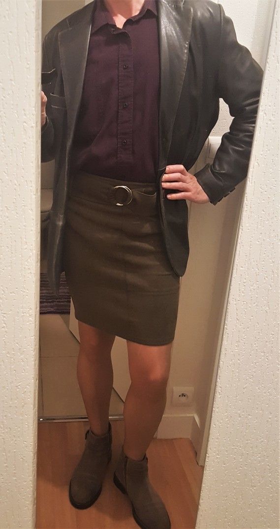 мужчина в осеньских сапогах. накаченные парни в кожаных. парни в кожаных юбочках. мужская кожаная юбка. кроссдрессеры в кожаных платьях.