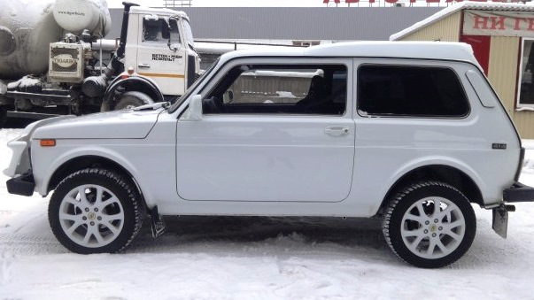 «Упрощенная» Lada Niva — новый бестселлер. Машин в салонах почти нет, цены растут