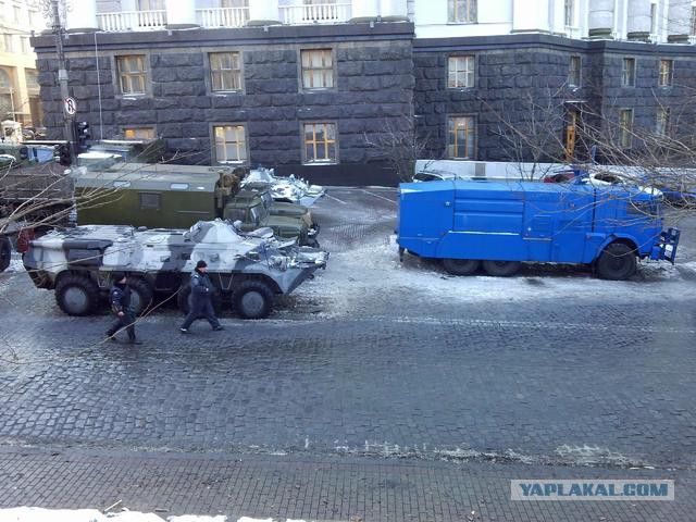 "Георгиевские " ленточки против флагов УПА