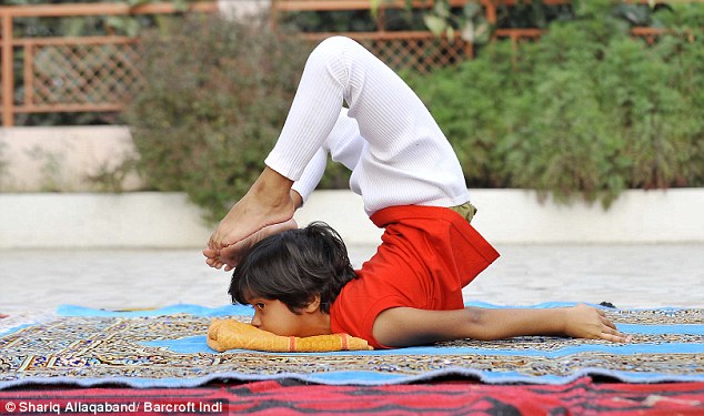6-летний мальчик - учитель йоги