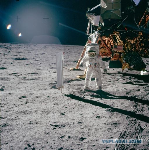 Китайцы заподозрили США во лжи с высадкой на Луне из-за скафандров NASA