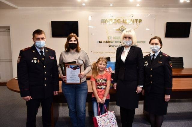 В Кемерове полицейские наградили первоклассницу, поднявшую мусорную урну