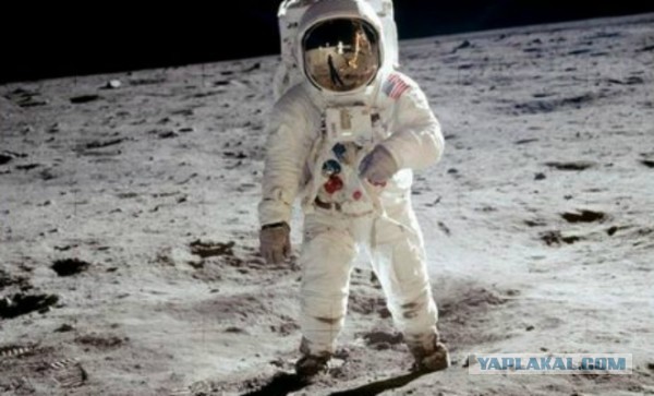 У лунных фотографий увеличили четкость и в деталях разглядели отражение на шлеме Армстронга