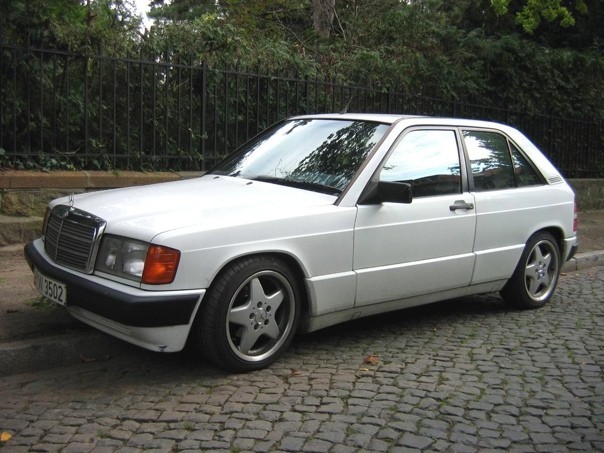 Маленький, но настоящий: как создавали Mercedes 190 и почему он стал звездой