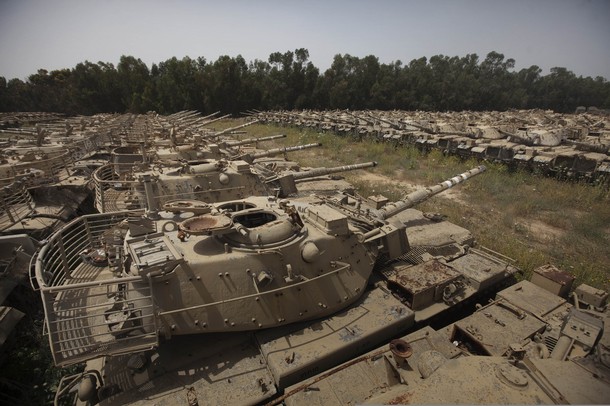 На поле танки ... догнивали