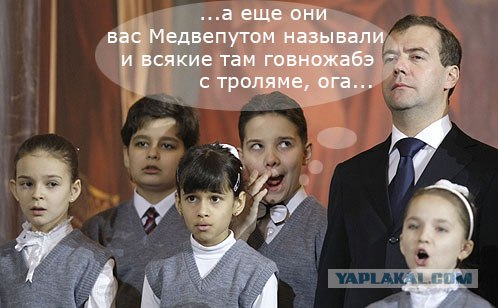 Чем занимается мальчик рядом с Президентом РФ?