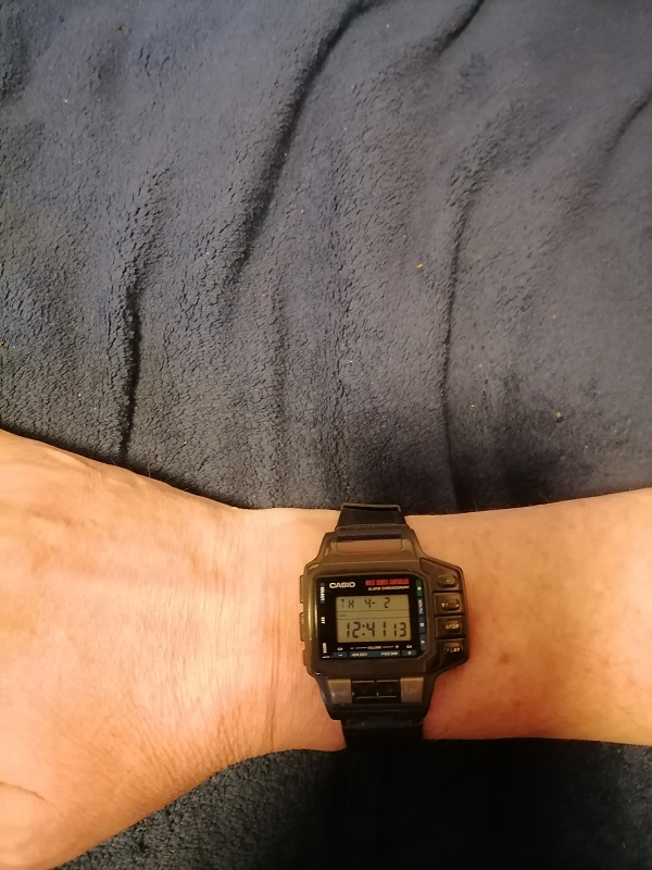 Парень откопал часы Casio BP-300 со встроенным тонометром
