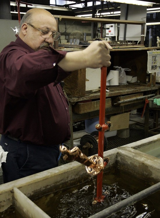 Изготовление "Оскара" для премий этого года