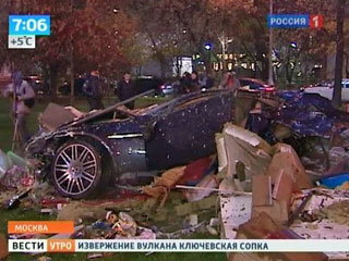 Aston Martin разметал две палатки в центре Москвы