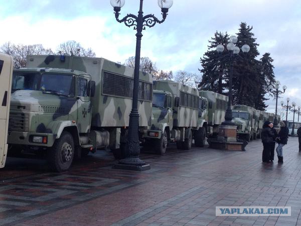 Несколько тысяч протестующих собрались около