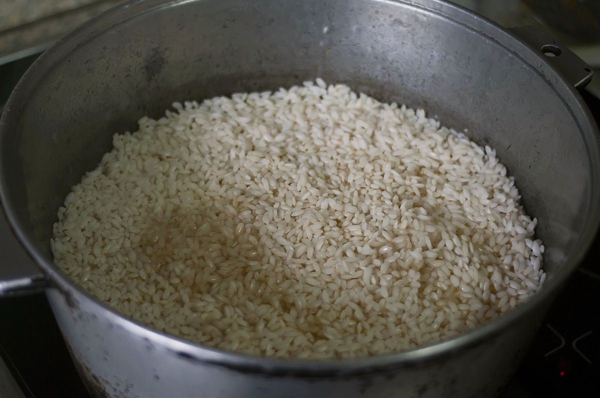 Сколько воды в плов на стакан. Плов в воде. Плов на стакан риса. Казан на 3кг риса. 4 Кг риса.