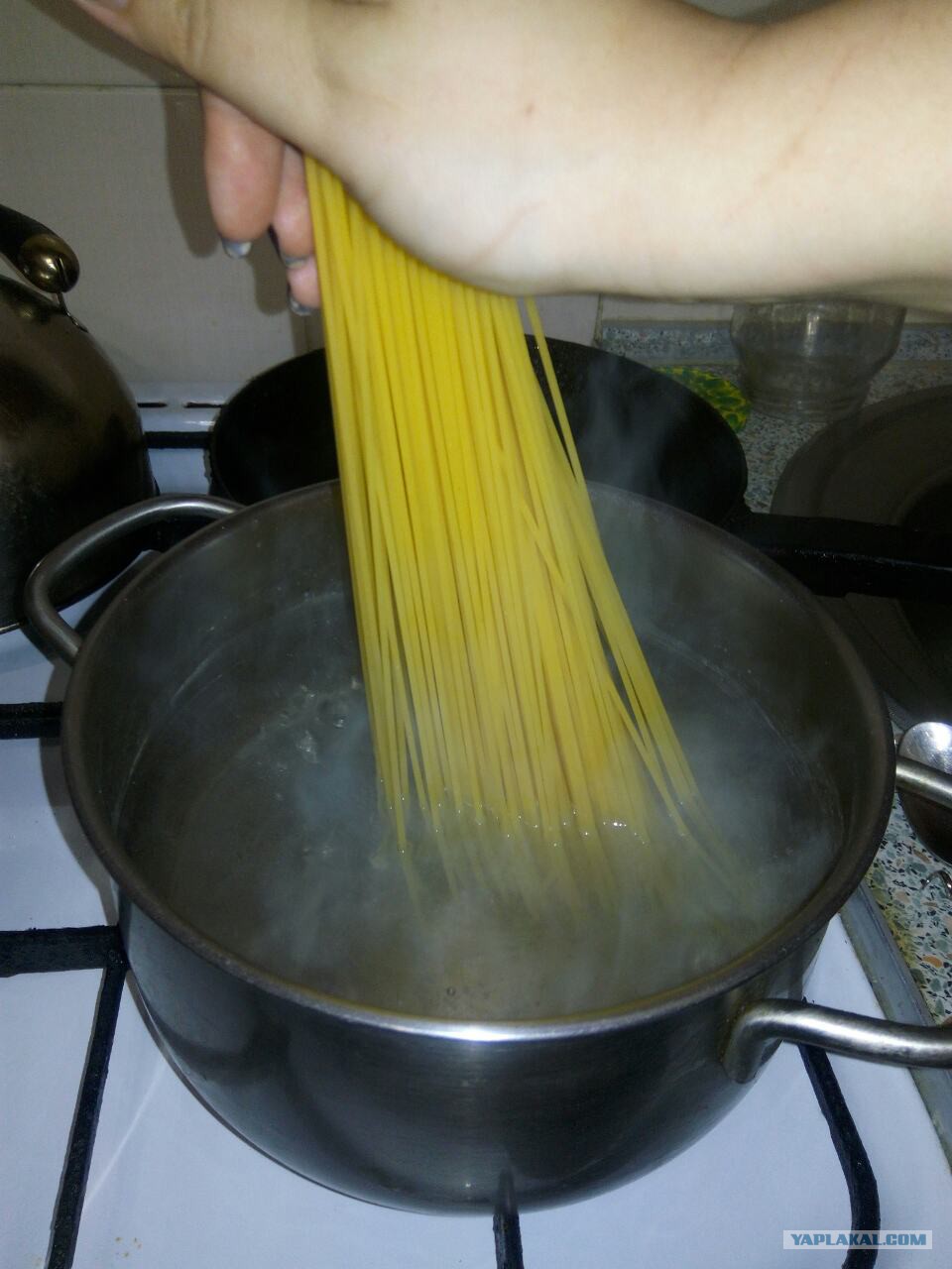 Как варить длинные макароны. Спагетти варятся. Макароны в кастрюле. Варка спагетти в кастрюле. Обычные макароны в кастрюле.