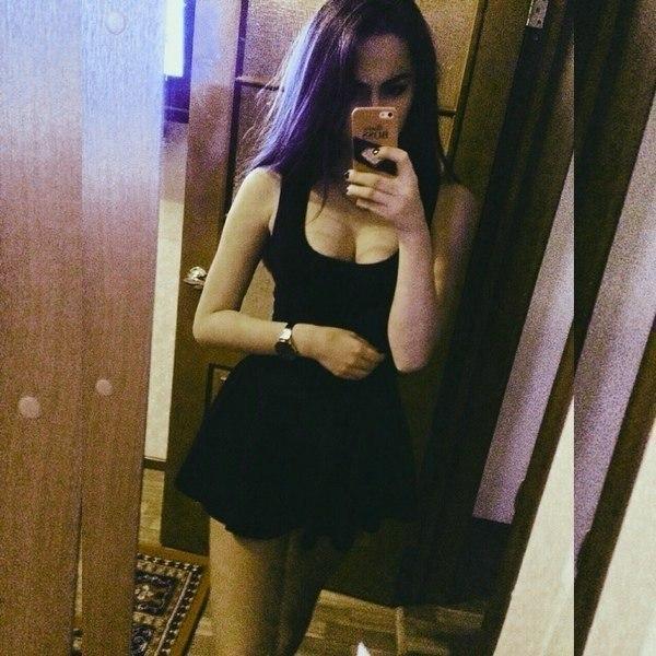 Очаровательные девушки в коротеньких платьях