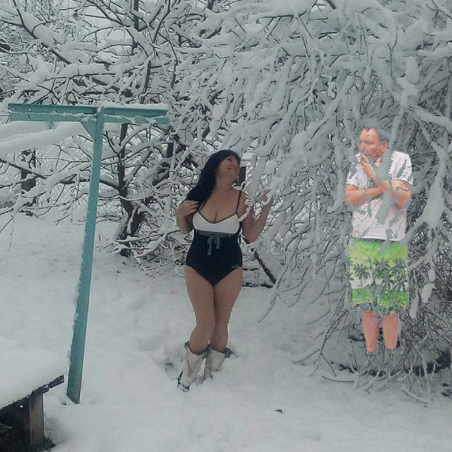 Девушки на снегу - розовые на белом! Что же нам с ними делать, с девушками на снегу