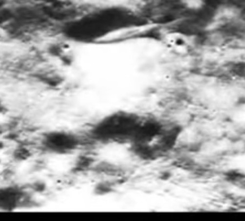 На луне обнаружен огромный космический корабль