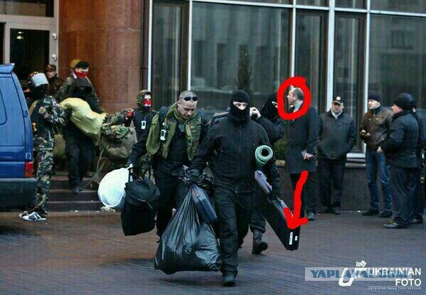 Митингующие в Киеве штурмуют здание Рады
