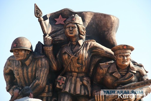 Что с лицами? В Любани установили крайне необычный арт-объект