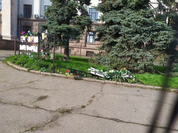 Дом профсоюзов утопили в цветах в память о погибших 2 мая