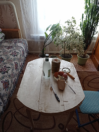 Небольшой столик из дров