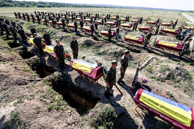 Гробы и стон на Майдане: в центре Киева прощаются с убитыми под Авдеевкой карателями