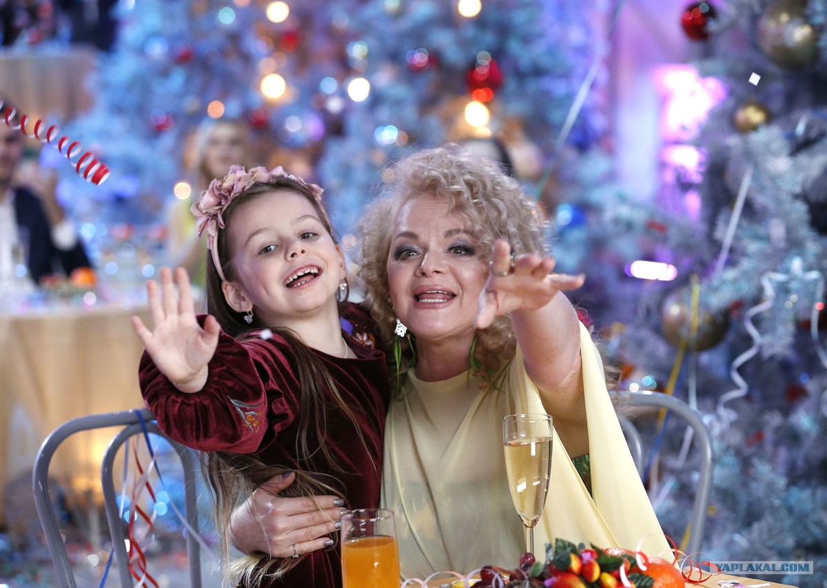 малахов шоу 2022. песни от всей души от 25,12. новогодние огоньки. новогодняя программа кадры. новогодняя программа кадры.