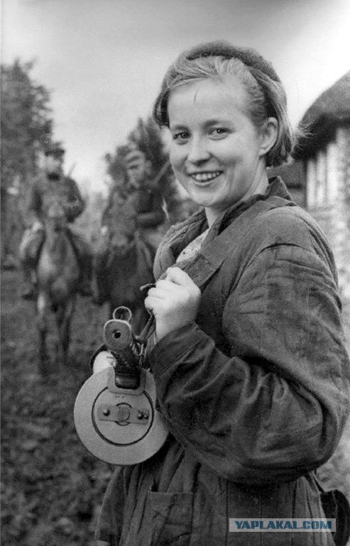 Женщины и война. Только улыбки