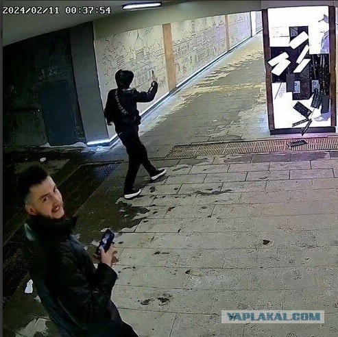 В Туле пьяные гастарбайтеры разгромили интерактивную рекламу в подземном переходе