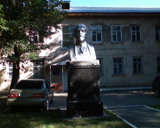 Памятники Ленину