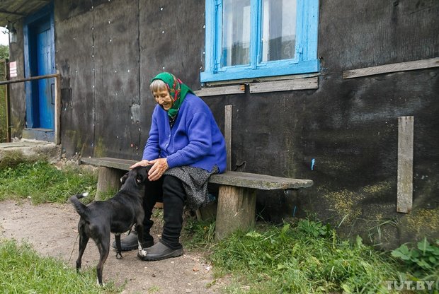 Последняя из могикан. Как баба Нина живет одна в опустевшей деревне вместе с Жучкой и котами.