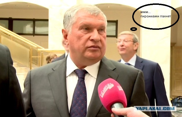 Сечин прокомментировал езду на машине с «мигалкой»