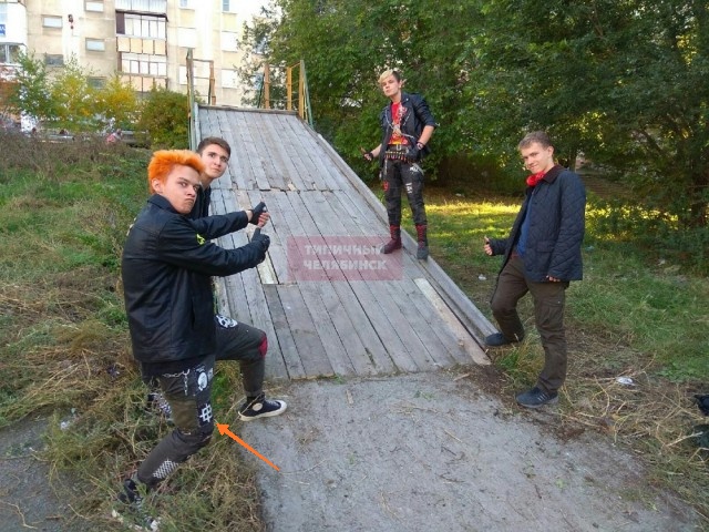 Панки отремонтировали детскую горку в одном из российских дворов