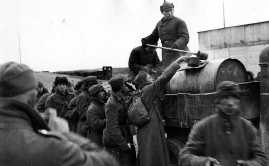 Советские солдаты в плену.
