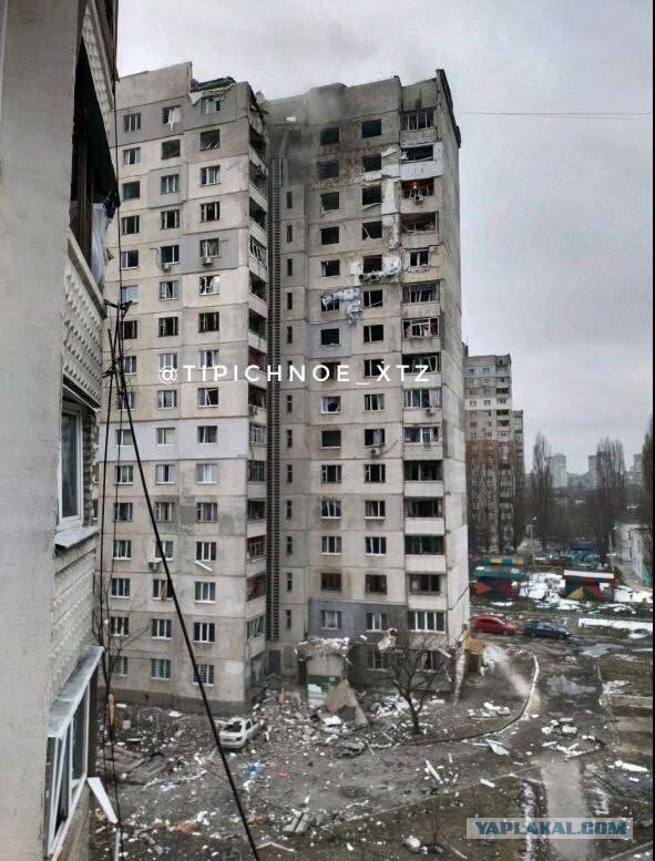 Прямо сейчас горит и рушится здание областной полиции в Харькове