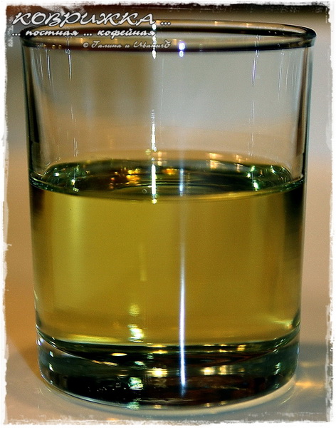 Стакан воды и стакан подсолнечного масла. Растительное масло в стакане. Подсолнечное масло полстакана. 1/3 Стакана растительного масла. Пол стакана масла подсолнечного.