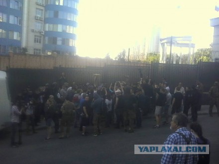 Украинские радикалы заблокировали здание генконсульства РФ в Одессе